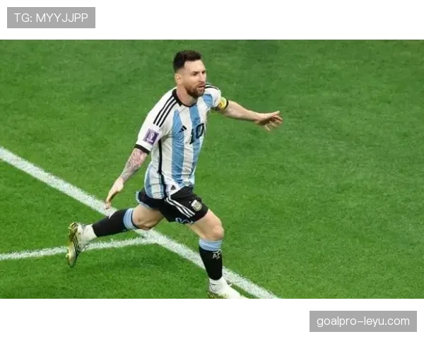 诺伊尔展现惊人传球视野,助攻队友制胜关键战 诺伊尔展现惊人传球视野,助攻队友制胜关键战