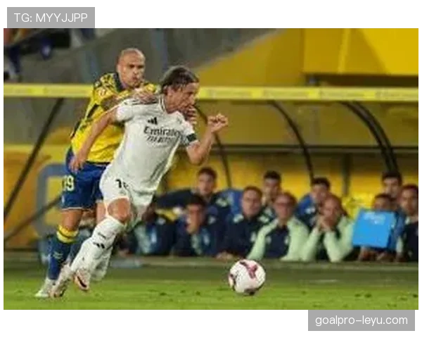 维尼修斯与皇马球迷心手相连,共克难关迎来关键突破 维尼修斯与皇马球迷心手相连,共克难关迎来关键突破