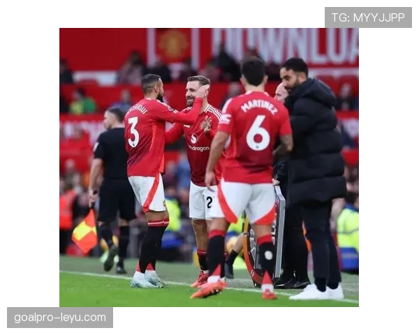 曼联防线失误频繁引发争议,当前赛季表现稳定性面临考验 曼联防线失误频繁引发争议,当前赛季表现稳定性面临考验