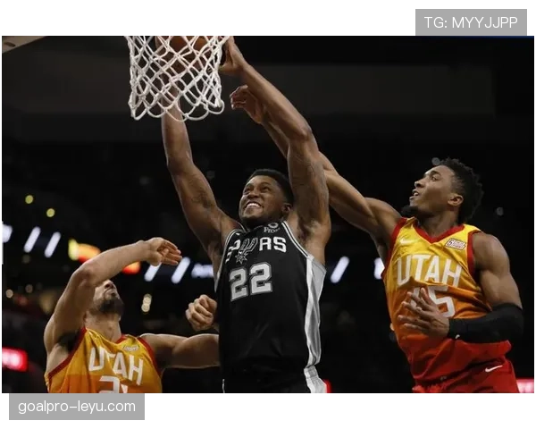 阿朗佐·莫宁挡拆拉开空间提升三分效率对比新秀赛季明显提升