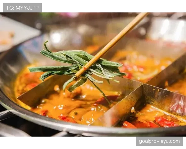 李梦训练完直接拎爱马仕去火锅店，这姐活得也太爽了吧